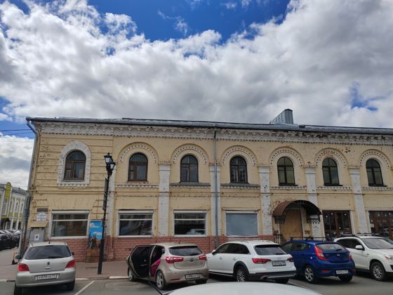 Изъятые на основании решения суда нежилые помещения в объекте культурного наследия местного (муниципального) значения «Новообщественный ряд толкучего рынка», 1873 г., 1928 г., по адресу: г. Ярославль, ул. Андропова, д.21 с земельным участком с кадастровым номером 76:23:030710:2 (общая долевая собственность,456/547)
