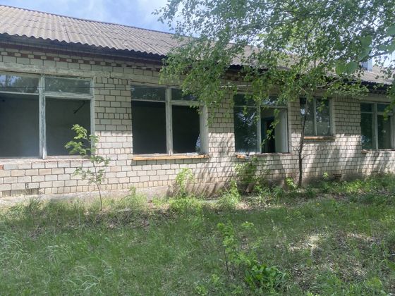 Здание, назначение: нежилое, площадь 1551 кв.м, количество этажей 1, в том числе подземных 0, кадастровый номер 56:01:2405001:295, адрес: Оренбургская область, Абдулинский район,  пос. Искра, ул. Садовая, д.5 «А», и земельный участок общей площадью 2837 кв.м  с кадастровым номером 56:01:2405001:312, категория земель: земли населенных пунктов, адрес: Оренбургская обл.,  Абдулинский район, пос. Искра, ул. Садовая, 5А.