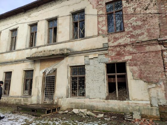 Нежилое здание, количество этажей: 2, площадью 444,0 кв. м, кадастровый номер 61:55:0011621:324 и земельный участок площадью 284,0 кв. м, кадастровый номер 61:55:0011621:539, категория земель: земли населенных пунктов, разрешенное использование: для размещения амбулаторно-поликлинических учреждений, расположенные по адресу: Ростовская область, г. Новочеркасск, ул. Б. Хмельницкого,.4/ул. Аксайская, 139