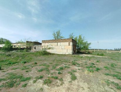 Нежилое здание площадь 64 кв.м. кадастровый номер: 90:10:040601:283 с земельным участком кадастровый номер 90:10:040601:282 площадью 175 кв.м., категория земель - земли населенных пунктов, разрешенное использование - Хранение и переработка сельскохозяйственной продукции, код - 1.15, на котором расположено данное здание по адресу: Республика Крым, Раздольненский район, с. Ботаническое, ул. Степная, 6 Б