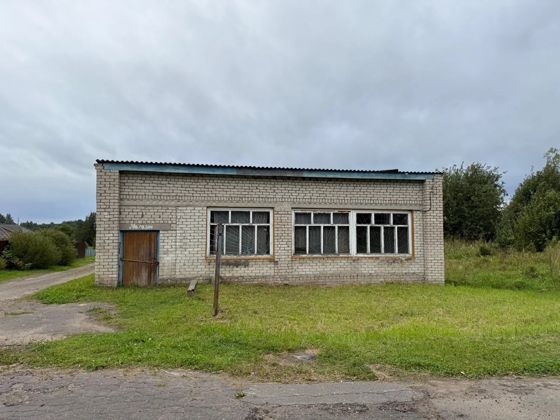 Недвижимое имущество - здание с хозяйственными постройками (забор(лит.I), назначение: нежилое, количество этажей,  в том числе подземных этажей: 1, в том числе подземных 0,   площадью 145  кв.м, кадастровый номер 76:07:082801:163, местоположение: Ярославская  область,  Мышкинский район, Поводневский сельский округ, с. Сера, с земельным участком с   кадастровым  номером 76:07:082801:123, площадью 384 кв.м,  местоположение: Ярославская   обл.,  Мышкинский район, с. Сера.