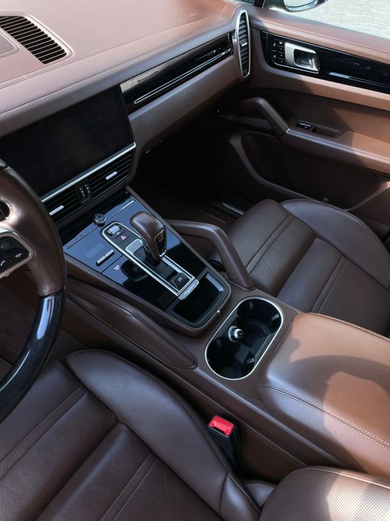Автомобиль марки  PORSCHE CAYENNE (001)