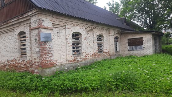 Нежилое здание с КН 60:10:0010210:45 с земельным участком 60:10:0010222:184