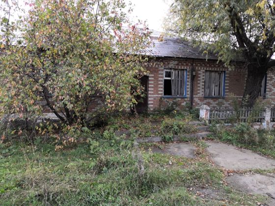 Земельный участок , находящийся по адресу: Алтайский край, Троицкий район, c. Хайрюзовка, ул. Советская, 46, с расположенным на нем зданием ФАП