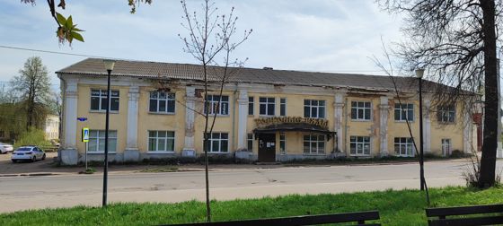 Нежилое здание площадью 1302,9 кв.м, с кадастровым номером 69:47:0130206:44, земельный участок площадью 1200 кв.м, с кадастровым номером 69:47:0130206:2, с категорией земель «земли населенных пунктов», с видом разрешенного использования: «для эксплуатации и обслуживания нежилого здания», расположенные по адресу:  Тверская обл., г. Торжок, ул. Торговые ряды, д.3.