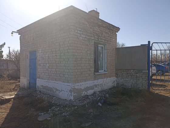 Земельный участок и расположенные на нем нежилые здания: проходная будка, основной склад, здание – гараж, здание – подстанция трансформаторная, эстакада для хранения баллонов, склад ГСМ № 1, по адресу Саратовская область, Калининский район, г. Калининск, ул. Пролетарская, №2/1. Площадь земельного участка 6582 кв.м, кадастровый номер земельного участка 64:15:281811:31; площадь проходной будки – 7,1 кв.м, кадастровый номер 64:15:000000:7542; площадь основного склада – 1315,8 кв.м, кадастровый номе