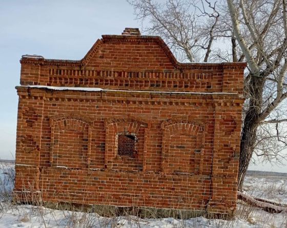 Здание, назначение: нежилое, общей площадью 103,6 кв.м., кадастровый номер 45:04:012402:365, одновременно с земельным участком из земель населенных пунктов, площадью 5 000 кв.м., кадастровый номер 45:04:012402:369 с видом разрешенного использования – общественное управление, расположенные по адресу: Курганская область, Далматовский район, д. Белое, ул. Шишкина, д. 15