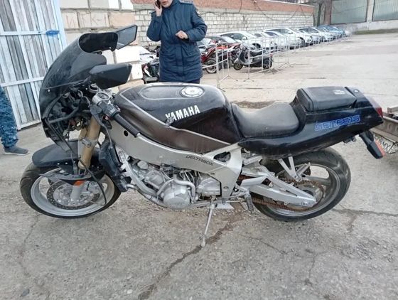 Мотоцикл Yamaha FZR400-2, без гос. №, черно-серого цвета, 1988 г/в. 1 шт