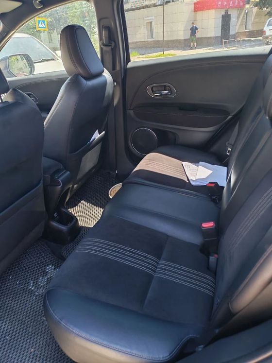 Легковой универсал; HONDA; VEZEL; 2019 г.в., г/н Р398МА75, цвет черный, VIN: RU11324780; Номер кузова (прицепа): RU11324780, ПТС отсутствует. Имеются сколы от камней, две вмятины на заднем бампере