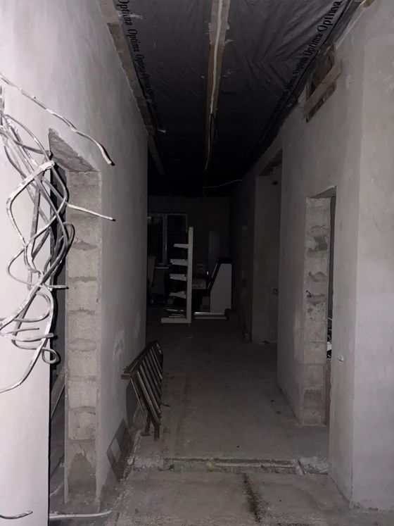 Залоговое имущество должника Айвазян Р.Р.: индивидуальный жилой дом, площадь 84,4 кв.м, кадастровый номер 26:16:060134:272, земельный участок, площадь 300 +/- 6 кв.м., кадастровый номер 26:16:060134:271, ипотека, запрещения регистрации, адрес:  Ставропольский край, г.о. город Невинномысск, г. Невинномысск, ул.Октябрьская, 49А.