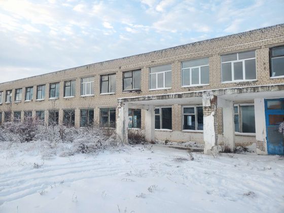 Нежилое здание, общей площадью 1862,1 кв.м., кадастровый номер 52:45:0120401:582, и земельный участок, общей площадью 13522,0 кв.м., кадастровый номер 52:45:0120401:286, занятый этим нежилым зданием, и территория для его обслуживания расположенные по адресу: Нижегородская область, Сергачский район,  с.Старая Березовка, ул.Садовая,  д.2а