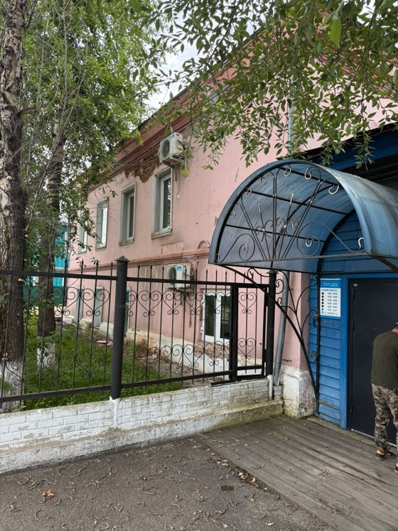 Земельный участок  с расположенным на нем объектом недвижимого имущества по адресу: Иркутская область, г. Киренск, мкр. Центральный, ул. Коммунистическая, 2