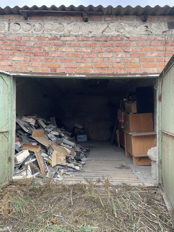 Земельный участок с кадастровым номером 07:10:0206002:94, площадью 25 кв.м. и расположенное на нем здания гаража с кадастровым номером 07:10:0206003:430, площадью 37,7 кв.м, расположенных по адресу: Кабардино - Балкарская республика, г. Прохладный, пер. Заводской, кооператив "Искатель"