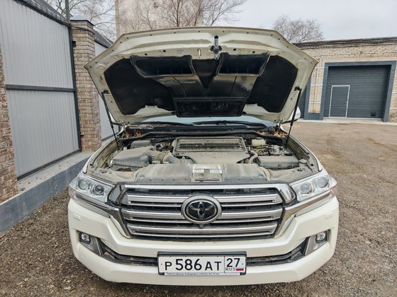 Автомобиль марки Toyota Land Cruiser 200, 2018 г.в, белого цвета, государственный регистрационный знак  P586AT27,VIN JTMCV02J604259850