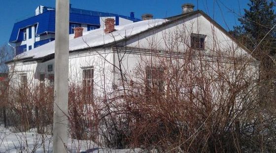 Земельный участок площадью 1 440 кв.м. с расположенными на нем объектами недвижимого имущества — зданием гаража площадью 20,8 кв.м и административным зданием площадью 110,0 кв.м, расположенных по адресу: Вологодская область, р-н. Бабаевский, г. Бабаево, ул. Свердлова, д. 54.
