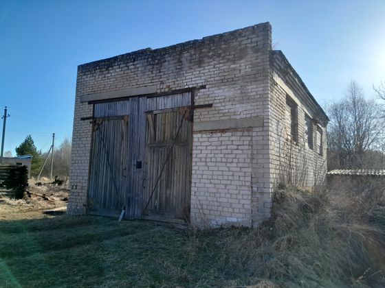 Здание гаража вместе с земельным участком