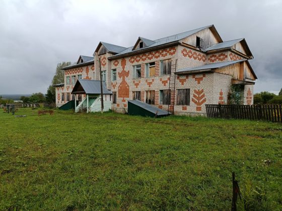 Нежилые здания и земельный участок