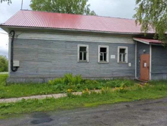 Здание администрации с земельным участком