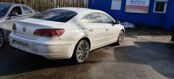 Транспортное средство Volkswagen Passat CC, 2012 года выпуска, цвет - белый, VIN WVWZZZ3CZDE536667, государственный номер О228ОМ29. Состояние ТС: царапины на дверях, ржавчина по кузову ТС.
