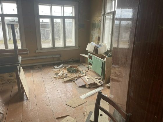 Нежилое  здание  с  кадастровым  № 18:12:051028:610  с  земельным  участком  с кадастровым   № 18:12:051028:610 по  адресу: Удмуртская  Республика, Кезский  район,  п. КЕЗ, ул. Некрасова, зд. 12