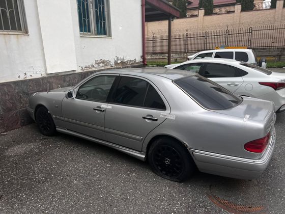 Автомобиль Mercedes-Benz E200, 1997 г.в, г/нТ732КК06, цвет-серый