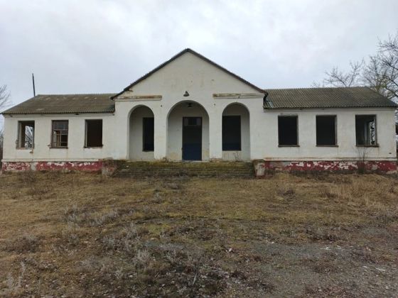Имущественный комплекс, расположенный по адресу: Белгородская область, Алексеевский район, с. Запольное, состоящий из:   нежилого здания (дом культуры), площадью 346,7 кв.м, с кадастровым номером 31:22:2607001:25;  земельного участка, площадью 1241 кв.м, с кадастровым номером 31:22:2607003:2.