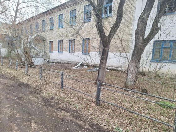 Нежилое здание –учебный корпус с пристроем под библиотеку;  Нежилое здание (пристроенное) – пристрой к учебному корпусу с земельным участком