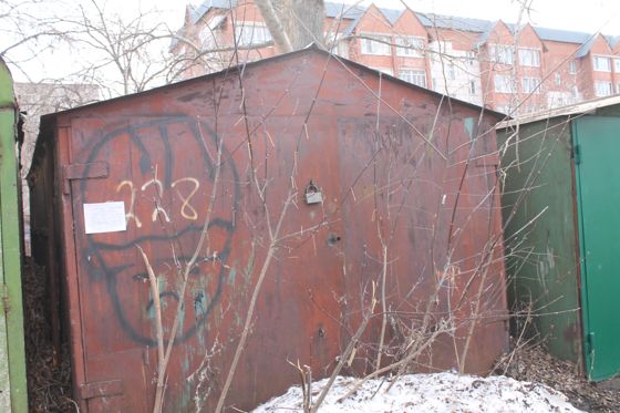 Гараж металлический, коричневого цвета Длина-5,6 м Ширина- 3,1 м Высота-2,3 м