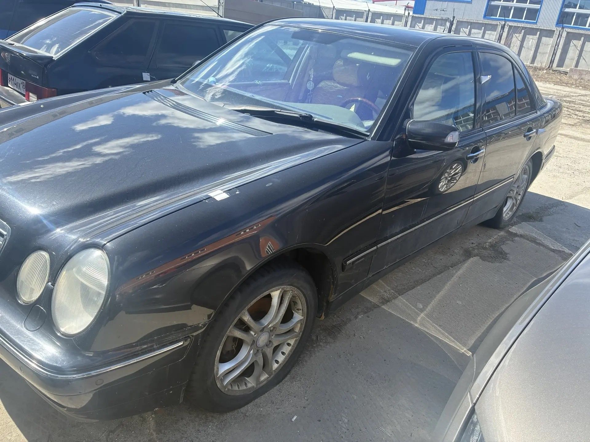 Автомобиль Мерседес Бенц Е320, г/в 2000, г/н К172ТМ70 VIN WDB2100821X046226 (ключи и документы отсутствуют, техническое состояние не проверялось, пробег не известен). Имущество продается в том виде, в каком оно есть, в случае продажи возврату/обмену не подлежит. За скрытые дефекты имущества Продавец ответственности не несет.
