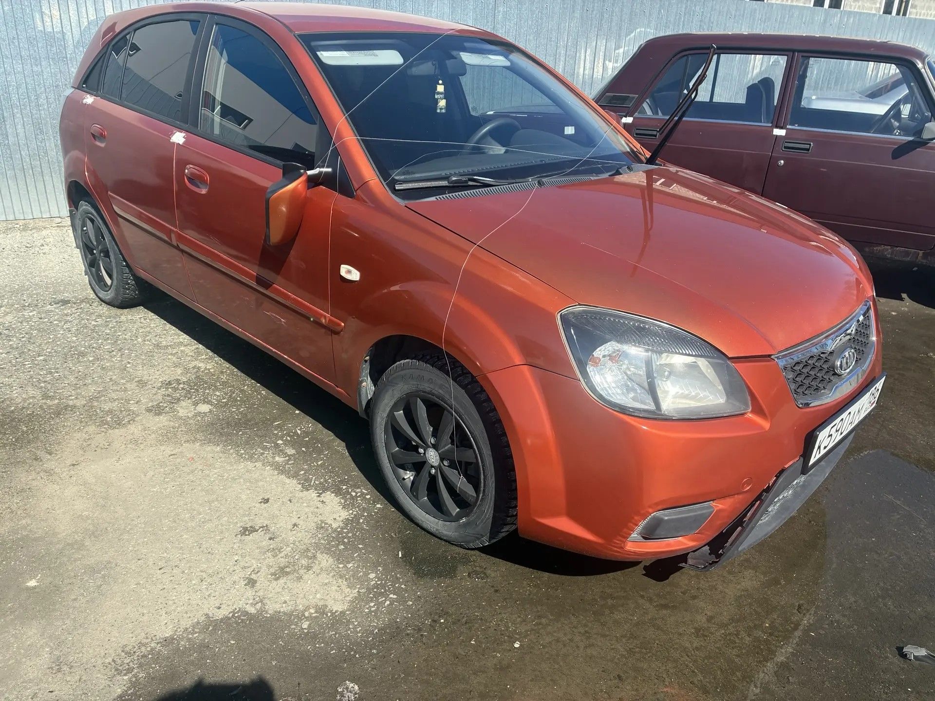 Транспортное средство марки "KIA DE (JB/RIO)", г/з К590АМ186, VIN-XWEDH511AB0006008, 2010 г.в., оранжевого цвета. ТС обременено ЗАЛОГОМ, который остается на имуществе, согласно ГК РФ (покупатель оплачивает залог самостоятельно). ТС имеет ограничения ФССП на регистрационные действия (ключи и документы отсутствуют, техническое состояние не проверялось, пробег не известен). Имущество продается в том виде, в каком оно есть, в случае продажи возврату/обмену не подлежит.