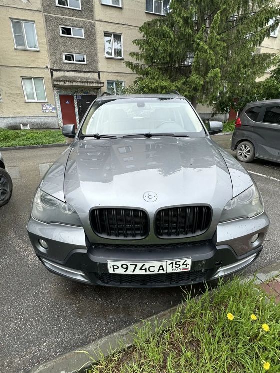 Легковой автомобиль BMW Х5, 2007 г.в., г/н Р974СА154, VIN: 5UXFE43527LY82094, цвет серый (арест)