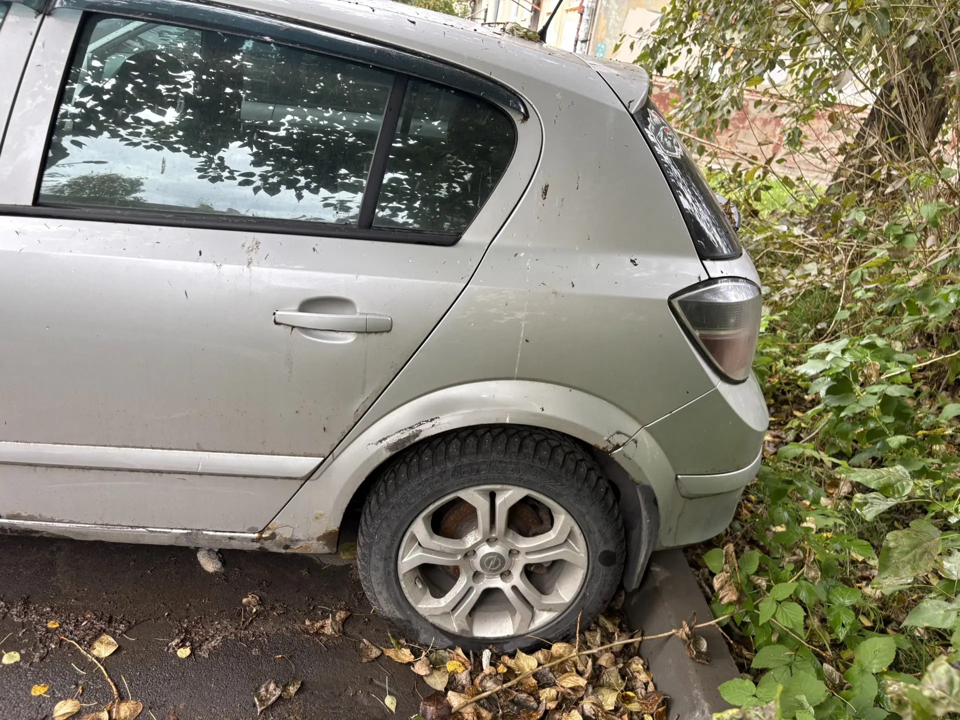 Транспортное средство Opel Astra, цвет - серебристый, VIN XUF0AHL488B012909, государственный номер O764AE29. Состояние ТС: поломка термостата, помпы, фильтров, неисправен центральный замок, коррозия, при движении "кипит"