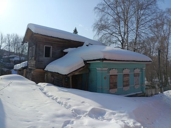 Нежилое здание с земельным участком