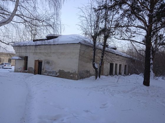 Нежилое здание пищеблока, общей площадью 360,1 кв.м., кадастровый номер: 74:27:0105020:21, расположенное по адресу: Челябинская область, г. Верхний Уфалей, ул. Суворова, д. 6, с земельным участком, кадастровый номер: 74:27:0105014:99, площадью 1643 кв.м.