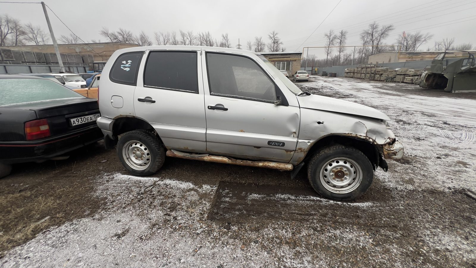 Автомобиль Шевроле Нива, 2004 г/в, г/н У 818 УЕ 163, VIN X9L21230050056982, серого цвета, отсутствует передний левый фонарь, повреждения многочисленные по кузову в виде вмятин (капот, бампер, стекла заднего вида), на стекле трещины. Ржавчины по кузову. ПТС , СТС, ключи отсутствуют