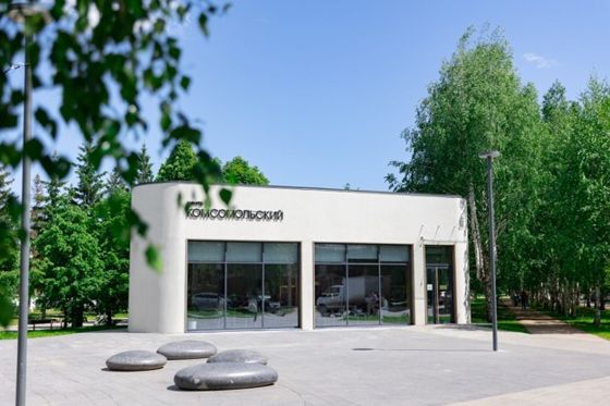 В аренду на 5 лет нежилое здание – многофункциональный павильон «Комсомольский центр» площадью 206,8 кв.м с земельным участком площадью 427 кв.м, 2025 года приобретения, целевое назначение имущества - общественно-культурное, образовательное, досуговое с организацией общественного питания по адресу: г. Альметьевск,ул. Советская,                з/у 171А. Балансодержатель: МБУ «Дирекция общественных пространств г.Альметьевск Альметьевского муниципального района"