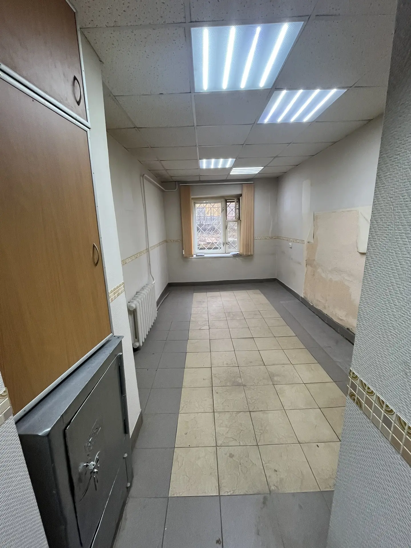 нежилое помещение площадью 50 кв.м, являющееся частью нежилого помещения площадью 78,8 кв.м с кадастровым номером 43:40:000411:2325 по адресу: Кировская обл., г.о. город Киров, г. Киров, ул. Сурикова, д. 42/1, помещ. 1004.