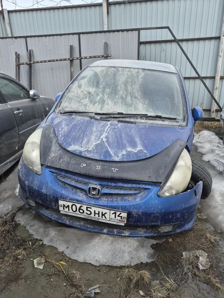 Автомобиль марки Хонда Фит г/н М065НК14, синего цвета, левое переднее колесо вывернуто, левые передние: крыло, стекло и фара разбиты