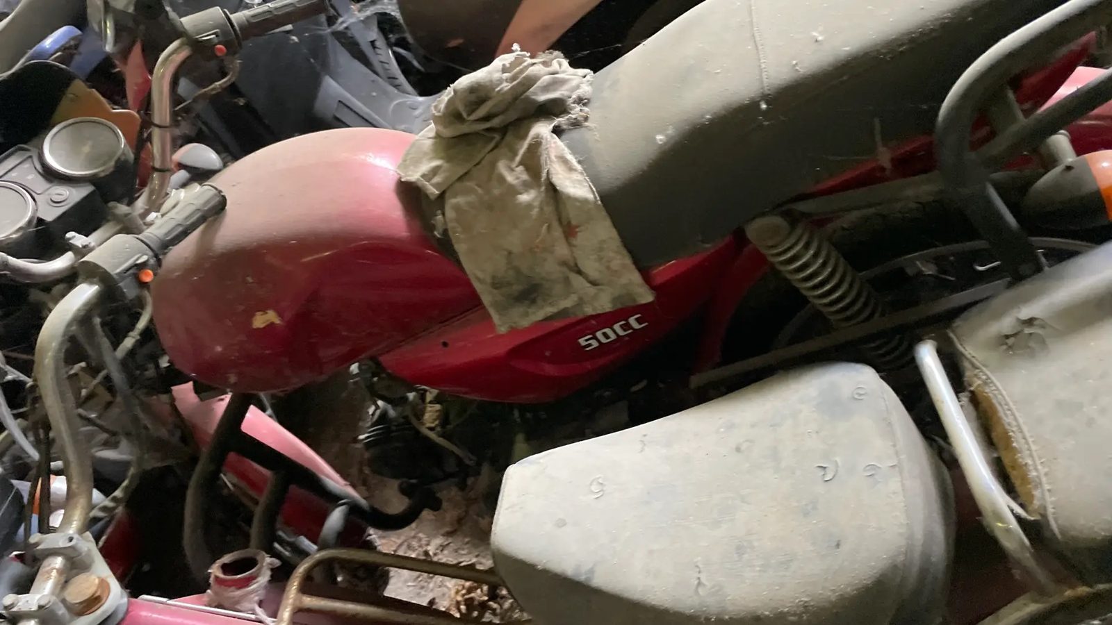 мопед модели "Motoland XT250HS", год выпуска не установлен, рама красного цвета, VIN: LB425PCE6NCF16710, двигатель 172MM, без г.р.з.