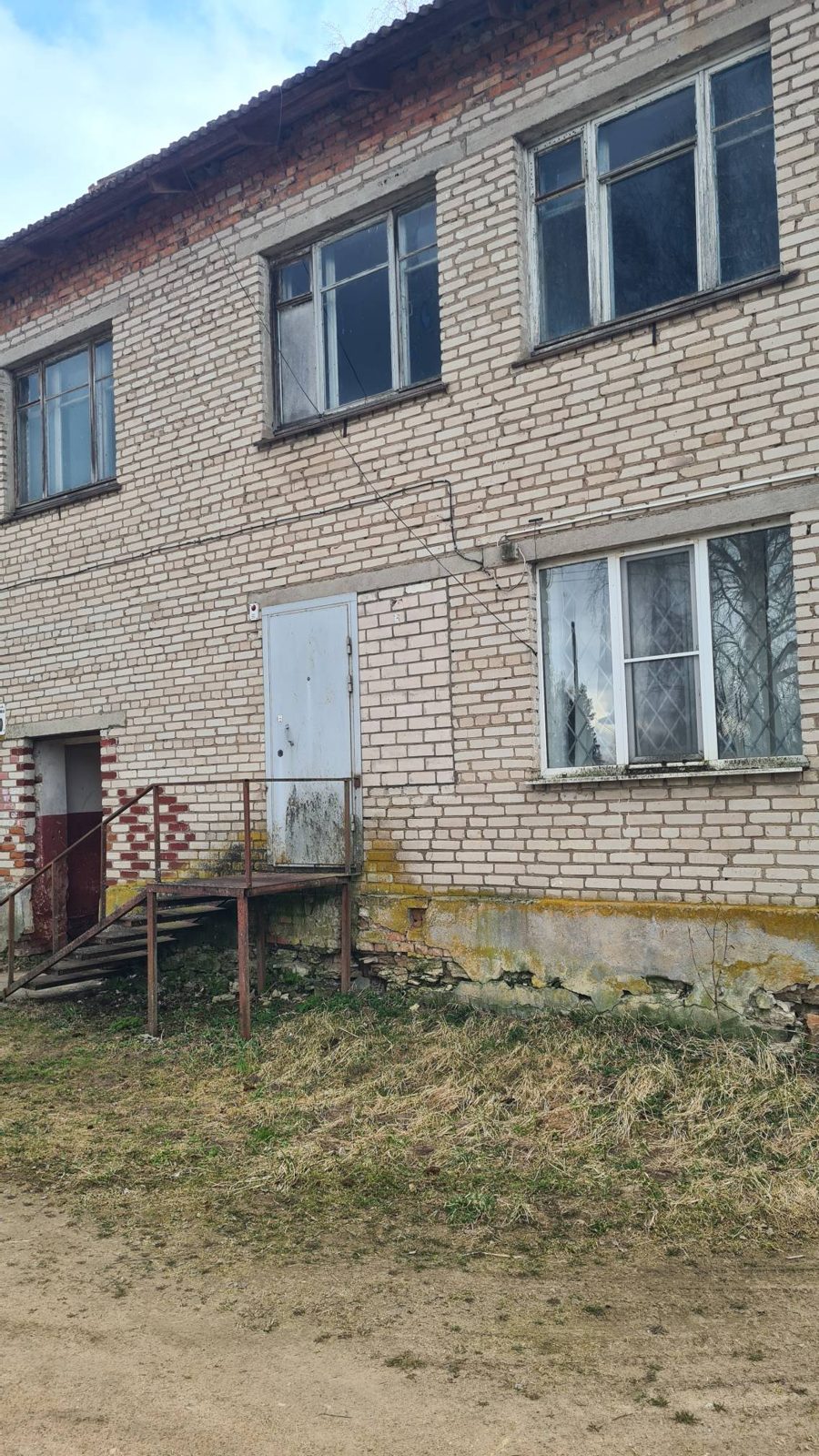 Лот № 4 (вторичные). Нежилое помещение площадью 30,4 кв. м, кадастровый номер 60:06:0031001:283. Местоположение: Псковская обл., Красногородский р-н, СП «Партизанская волость», д. Ильинское, ул. Центральная, д. 10, пом. 1009. Задолженность по взносам за капитальный ремонт на 24.06.2026 составляет 10357,01 руб. Основание для реализации на торгах - постановление о передаче арестованного имущества на торги. Должник (собственник) – ООО «Кулинар»