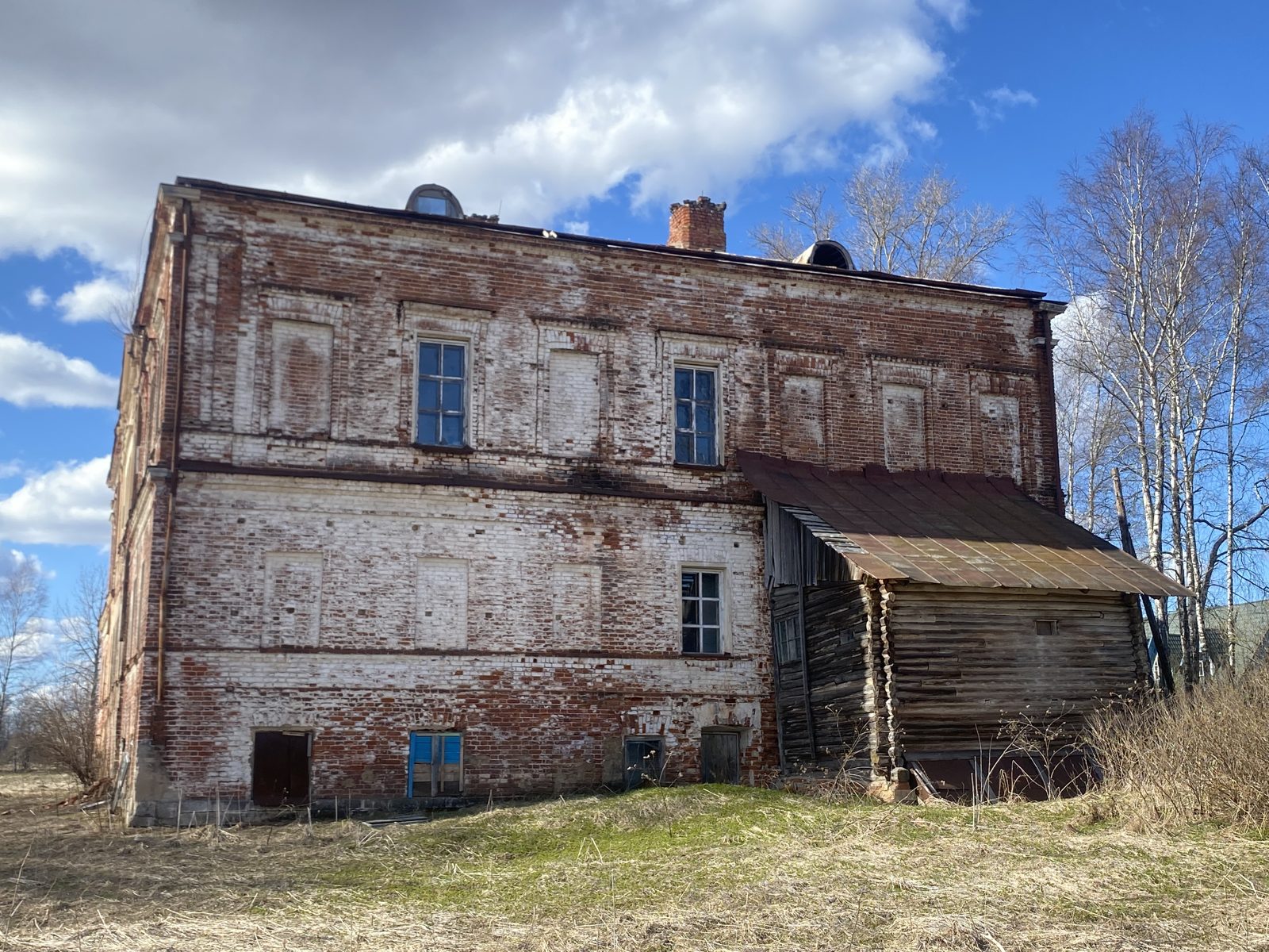 Нежилое здание Усадьба, XVIII-XIX вв.: главный дом, 1-я пол. XIX в., площадью 1380,6 кв.м, кадастровый номер 69:19:0240701:313, РНФИ П12690008457, расположенное по адресу: Тверская область, муниципальный округ Лихославльский, деревня Первитино, улица Севастьянова, дом 31 вместе с объектами (башни), исторически связанными с усадьбой, кадастровые номера 69:19:0240701:305, 69:19:0240701:314, 69:19:0240701:303, 69:19:0240701:304