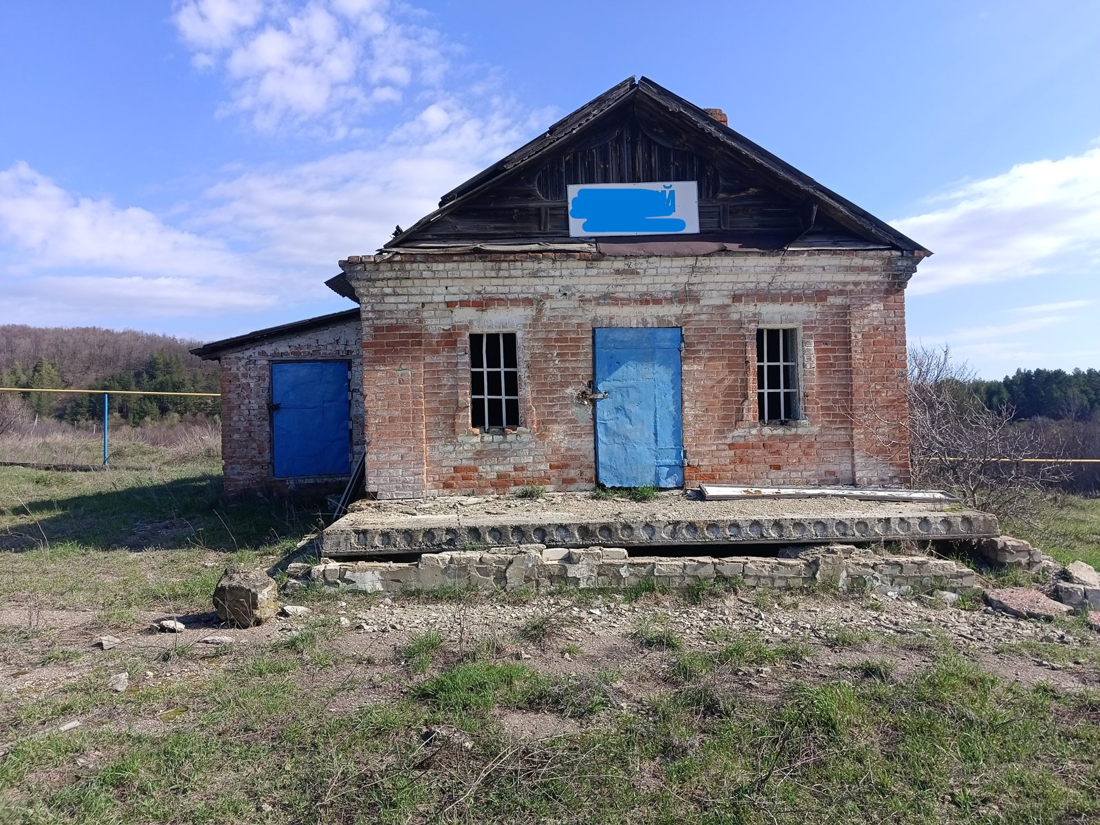 Нежилое здание с земельным участком