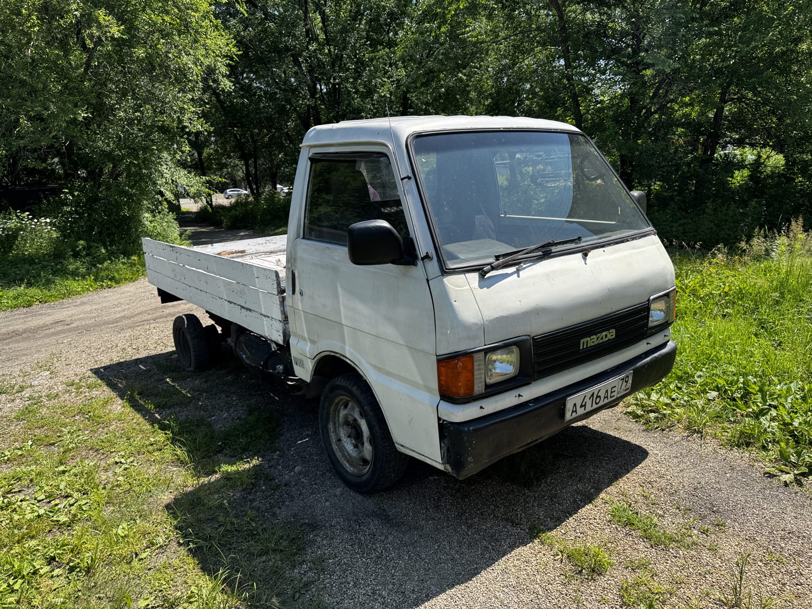 Автомобиль марки «Mazda Bongo Brawny», г.р.з. A416AE79, в кузове белого цвета, 1993 года выпуска,  № шасси SD2AT409740, мощность 66 л.с.