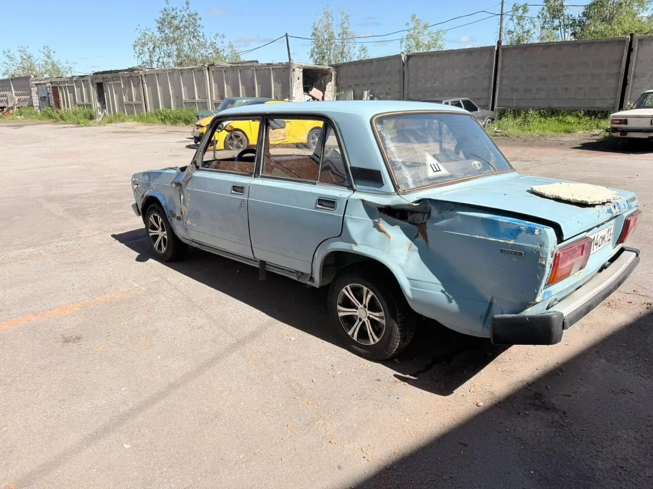 Лот № 13.  Автомобиль «ВАЗ-21053», г.р.з. Н414ОМ11, VIN: XTA210530L1151975, 1990 г.в., в нерабочем состоянии, отсутствует крышка капота, в салоне отсутствуют передние сиденья, отсутствуют ключи зажигания (11-008550-1)