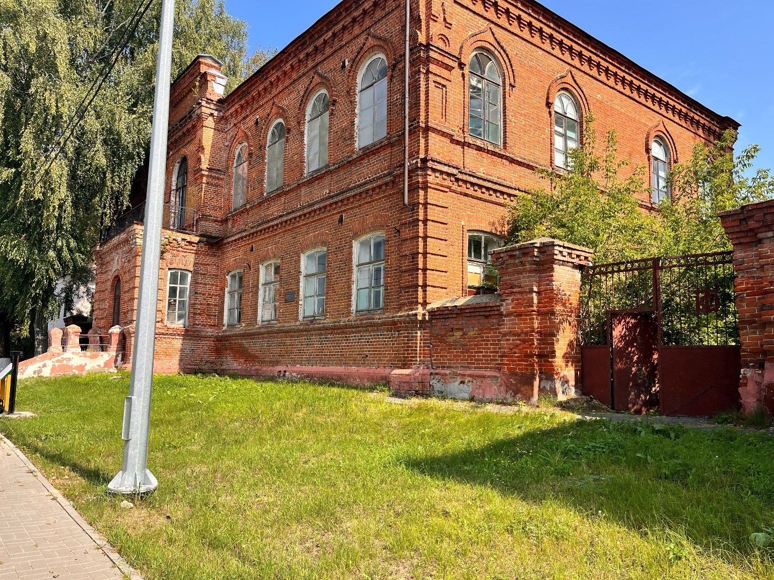Продажа находящегося в федеральной собственности объекта недвижимого имущества площадью 807,6 кв. м (кад. номер 13:19:0101017:361), являющегося объектом культурного наследия федерального значения, находящимся в неудовлетворительном состоянии, по адресу: Республика Мордовия, г. Темников, ул. Коммунистическая, д. 10, с одновременным предоставлением в аренду земельного участка площадью 1067 кв. м (кад. номер 13:19:0101017:440), на котором расположен такой объект.