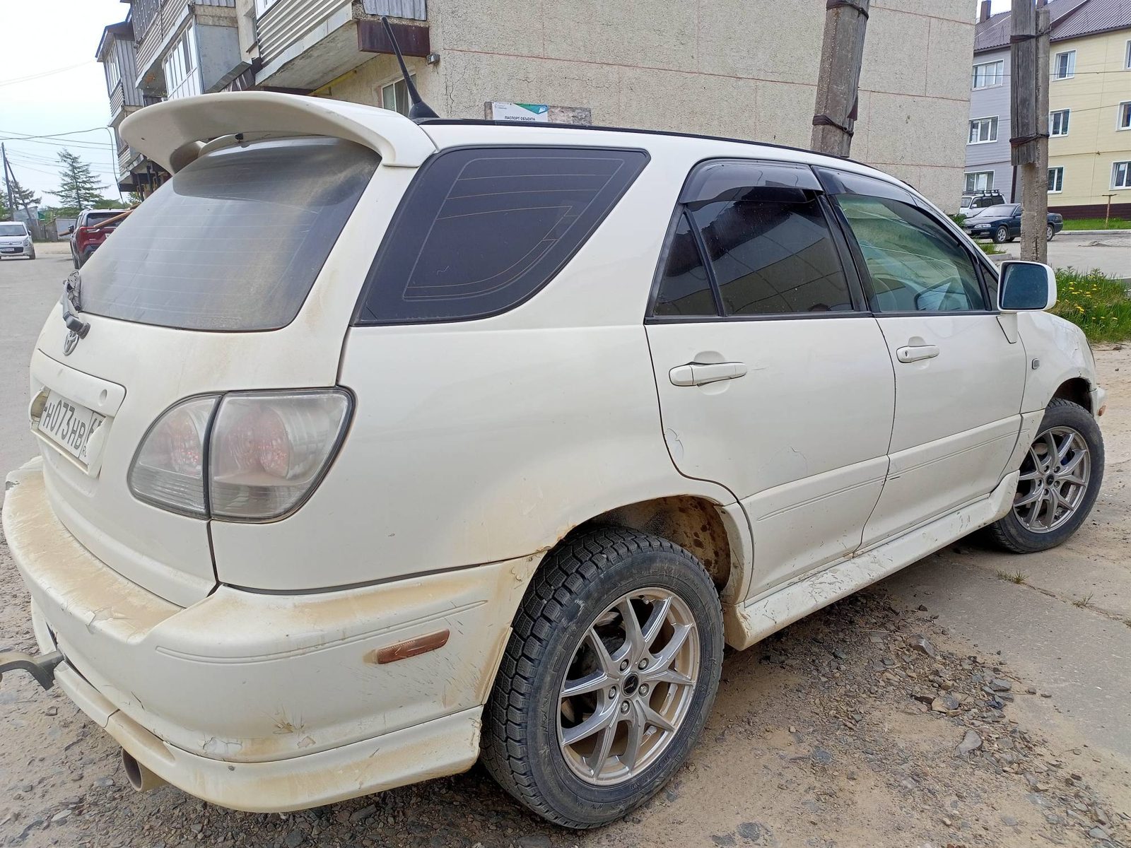 автомобиль Toyota Harrier, г/в 1998, г/н Н073НВ65, № двигателя 5S0808528, № кузова SXU100014696, цвет белый. Место нахождения: Сахалинская область, пгт. Ноглики, ул. Деповская 2. Должник: Яненко О.В. Обременение: арест.
