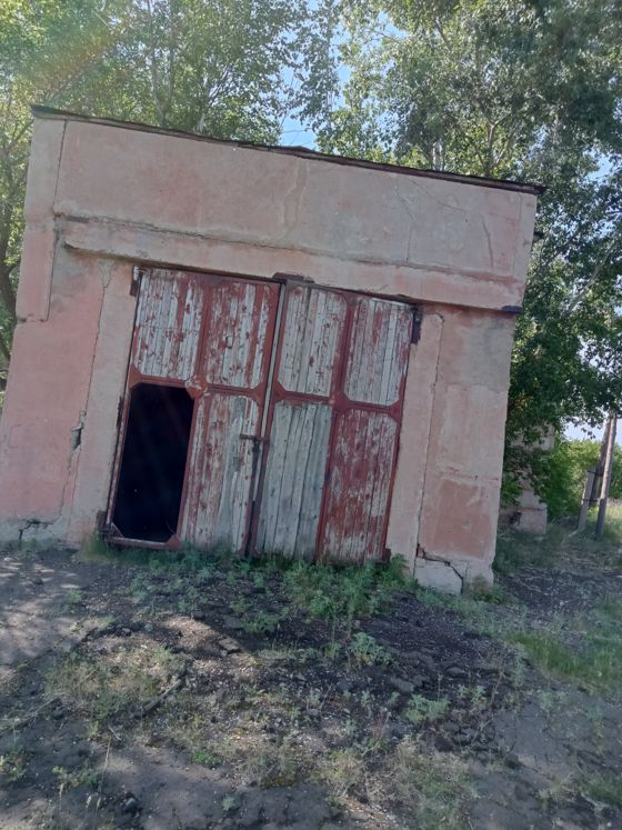 Нежилое здание 1 389,8 м² с участком, п. Центрально-Любинский, Омская обл.