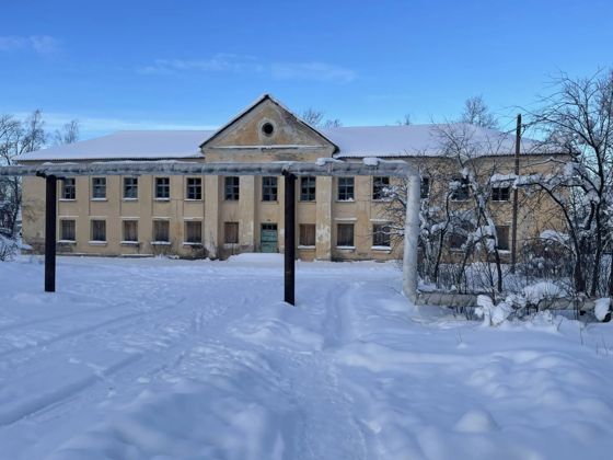 Нежилое здание 1 014,9 м² с участком, рп Угловка, Новгородская обл.