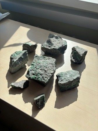 Необработанные образцы природных минеральных агрегатов в виде природного минерала хлорита…