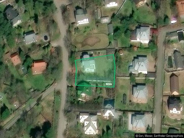 1/2 доли земельного участка, находящегося по адресу: г. Санкт-Петербург, Курортный район, поселок Ушково, ул. Пляжевая, д. 5, площадью 1199 кв. м, кадастровый номер: № 78:38:0022630:6; 1/2 доли жилого дома, находящегося по адресу: г. Санкт-Петербург, Курортный район, поселок Ушково, ул. Пляжевая, д. 5, Лит. А, площадью 280,2 кв. м., кадастровый номер: 78:38:0022630:1057